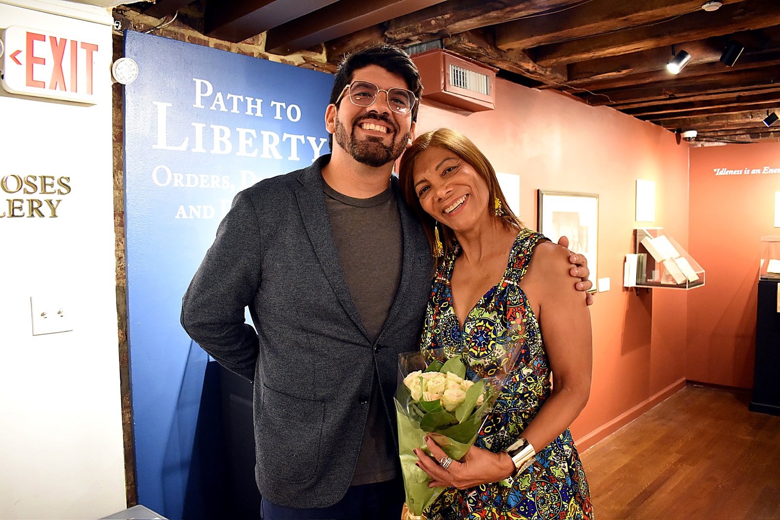Momento de celebración con flores al cierre del evento