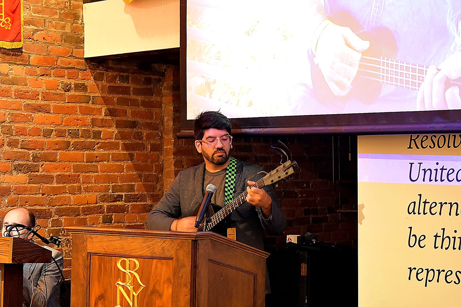 Ricky Roma durante su presentación en vivo.